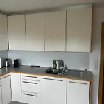 Lägenhet Kraft Tanken In Gruener Oase Mit Grossem Wohnraum Und Riesigem Garten *