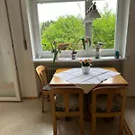 Kraft Tanken In Gruener Oase Mit Grossem Wohnraum Und Riesigem Garten