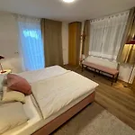 Lägenhet Kraft Tanken In Gruener Oase Mit Grossem Wohnraum Und Riesigem Garten *