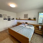 Kraft Tanken In Gruener Oase Mit Grossem Wohnraum Und Riesigem Garten *