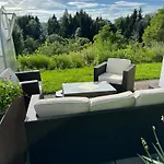 Lägenhet Kraft Tanken In Gruener Oase Mit Grossem Wohnraum Und Riesigem Garten