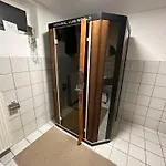 Lägenhet Kraft Tanken In Gruener Oase Mit Grossem Wohnraum Und Riesigem Garten