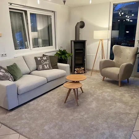 Apartamento Kraft Tanken In Gruener Oase Mit Grossem Wohnraum Und Riesigem Garten