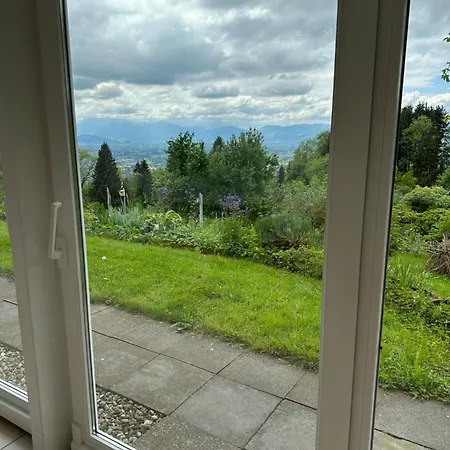 Apartamento Kraft Tanken In Gruener Oase Mit Grossem Wohnraum Und Riesigem Garten