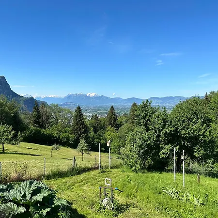 Kraft Tanken In Gruener Oase Mit Grossem Wohnraum Und Riesigem Garten شقة