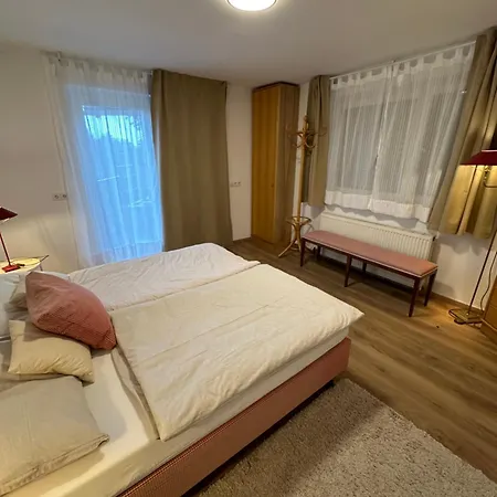 Apartamento Kraft Tanken In Gruener Oase Mit Grossem Wohnraum Und Riesigem Garten *
