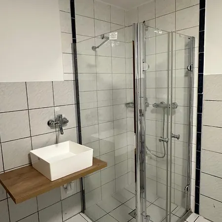 Kraft Tanken In Gruener Oase Mit Grossem Wohnraum Und Riesigem Garten شقة *