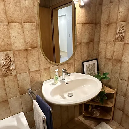 Apartamento Kraft Tanken In Gruener Oase Mit Grossem Wohnraum Und Riesigem Garten