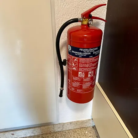 Kraft Tanken In Gruener Oase Mit Grossem Wohnraum Und Riesigem Garten Apartment