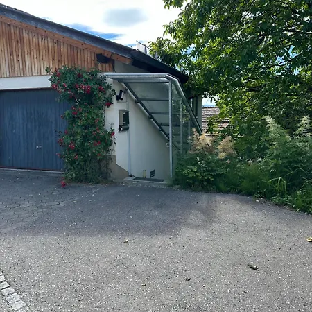 Lägenhet Kraft Tanken In Gruener Oase Mit Grossem Wohnraum Und Riesigem Garten