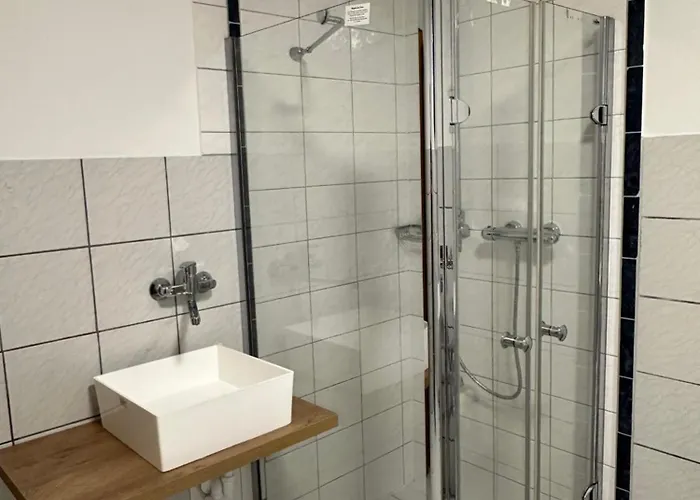 Kraft Tanken In Gruener Oase Mit Grossem Wohnraum Und Riesigem Garten Apartment *